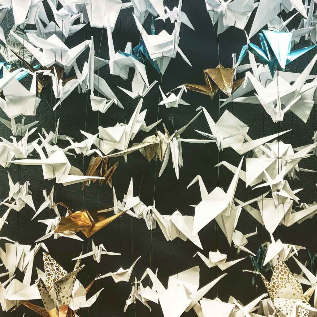 Las mil grullas de origami de la leyenda en Japón.